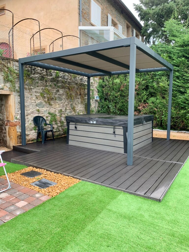 Pergola autoportée en acier gris anthracite pour jacuzzi et spa extérieur - MTH Chaudronnerie