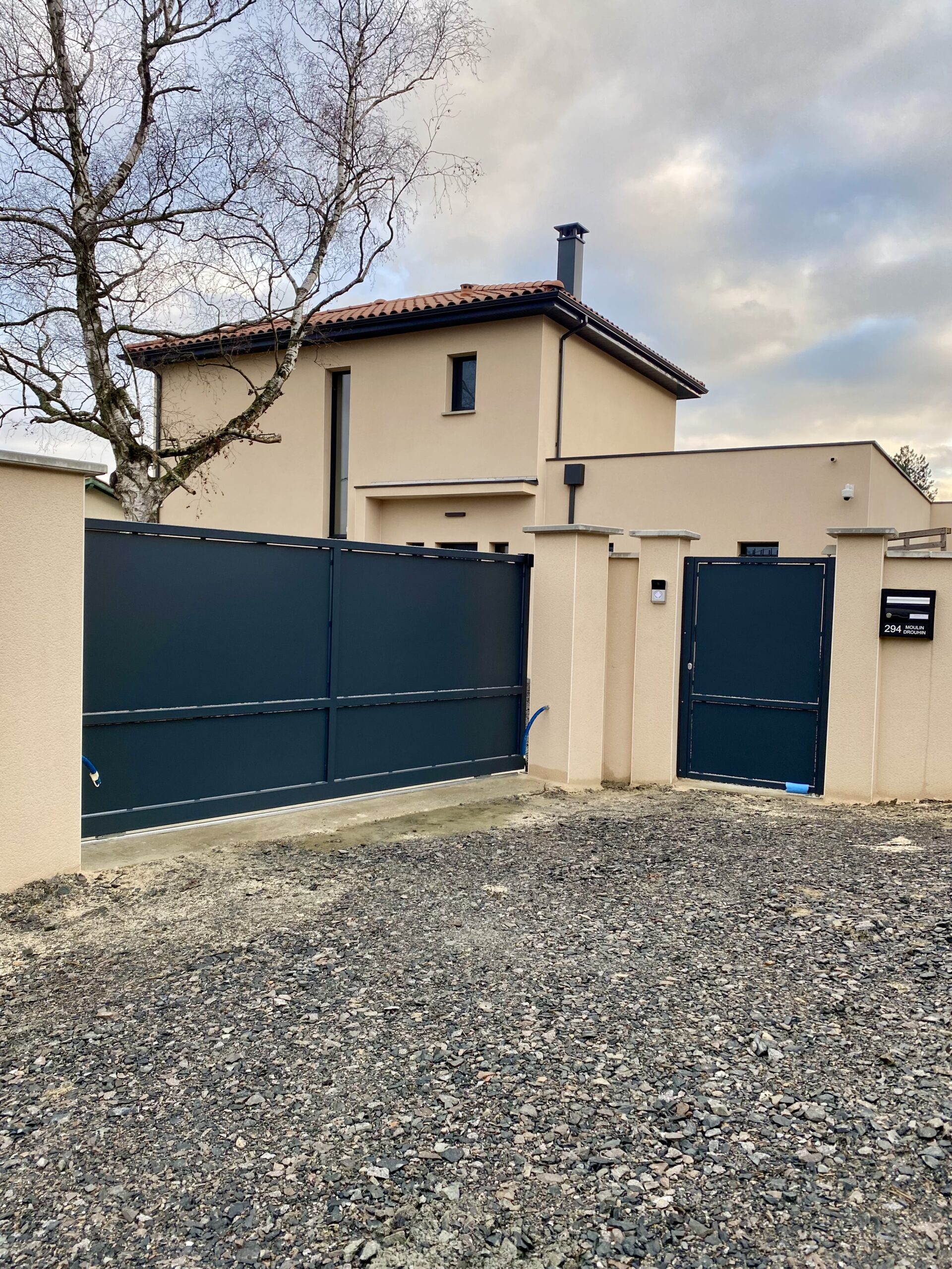realisation et pose d'un portail avec portillon dans les monts du lyonnais